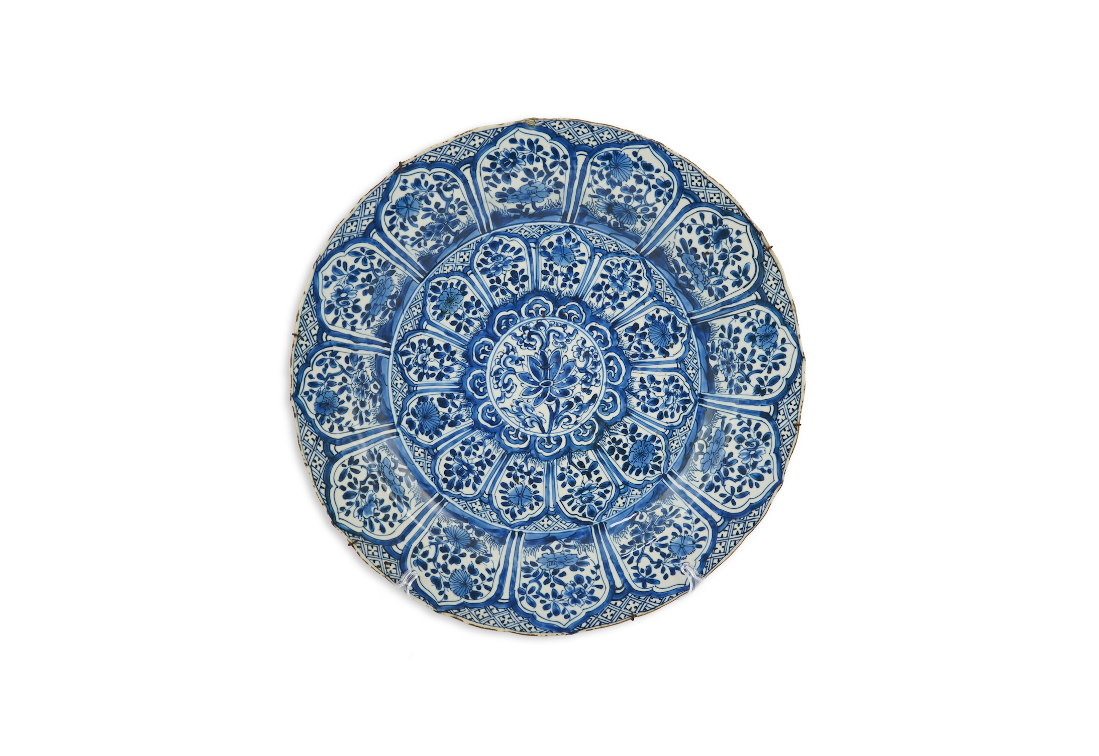 A Chinese blue and white charger, Kangxi period (1662-1722)
